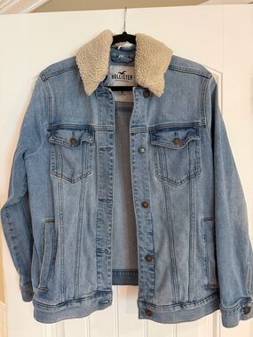 Hollister Women’s Oversized Light Blue Denim Jacket with removable Sherpa Collar
